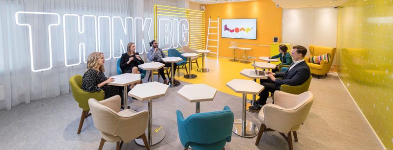 Kreativt mötesrum i Stockholm med färgstark inredning och neonskylt.